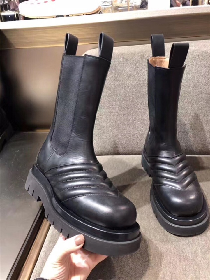 Corrugated Round New toe Thick bottom Boots for women brown black wave Leather Runway Shoes flat Motorcycle boots 8907