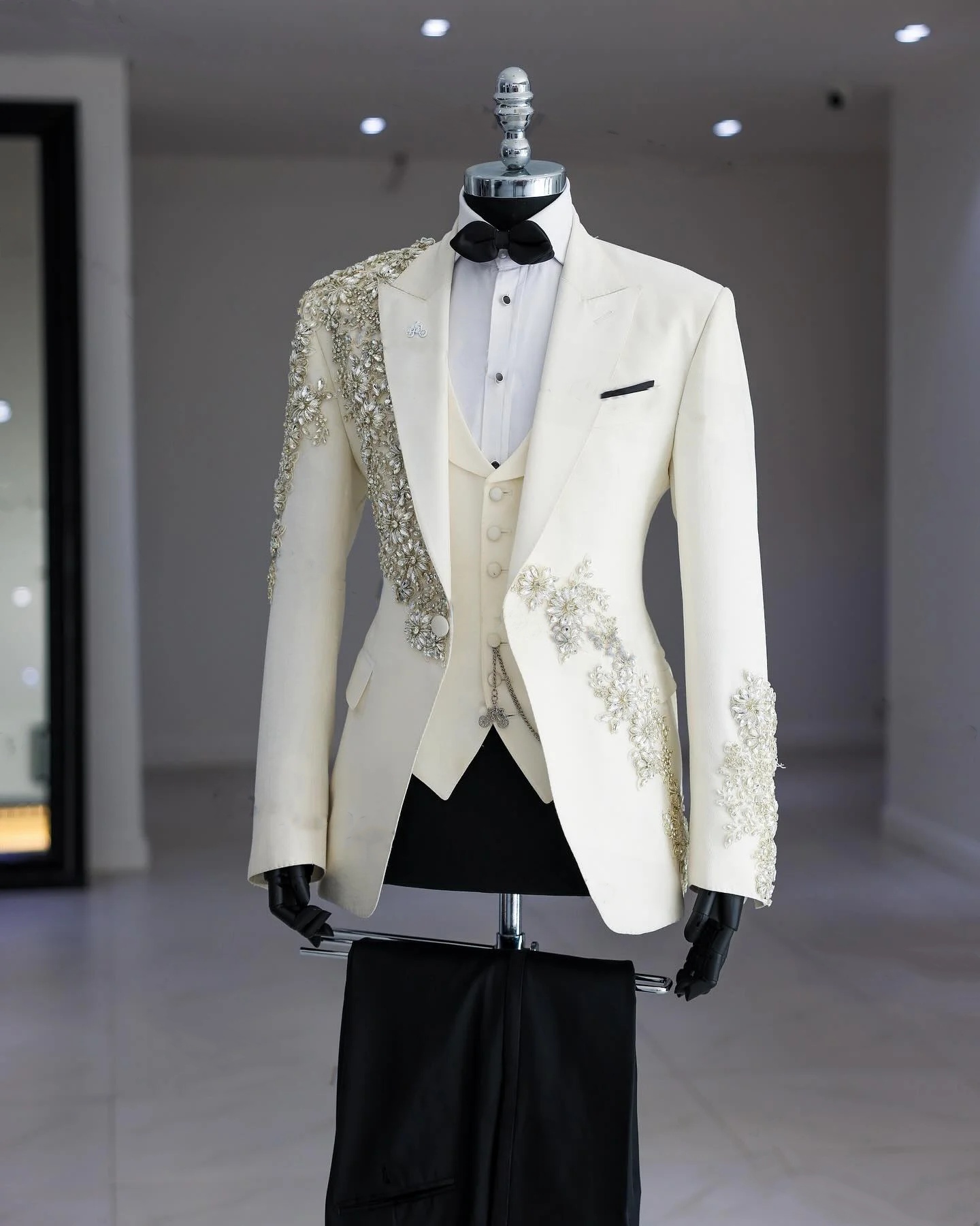 Luxurious Men's Suit 2 Pieces Set Crystal Peaked Lapel Tailored Blazers Beaded Rhinestone Groom Jacket For Man Custom Made Plus Size(Coat+Pants)