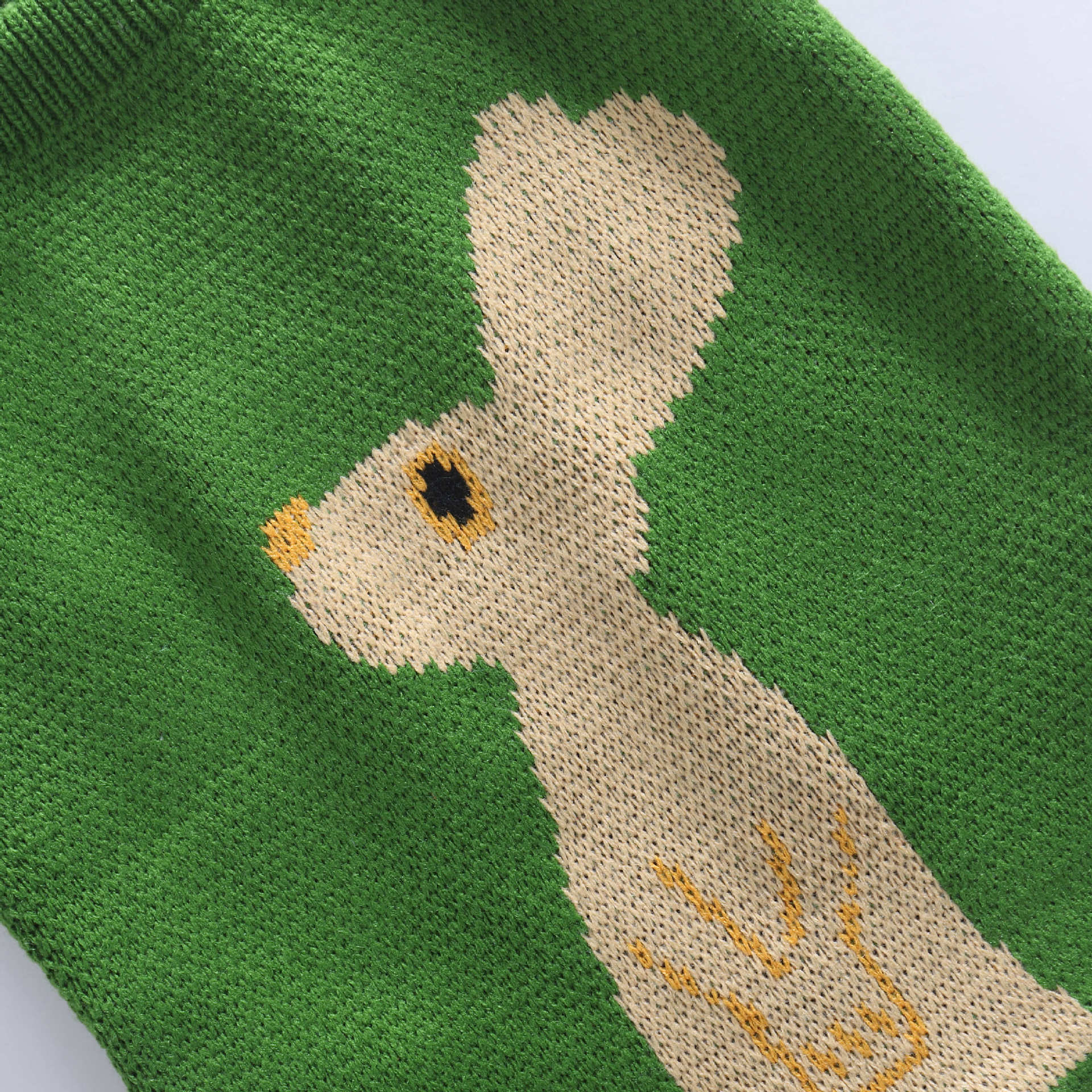 Knitted Japanese and Korean fashion trend, looking up at rabbit woven women's hand-held shopping bag, small fresh single shoulder