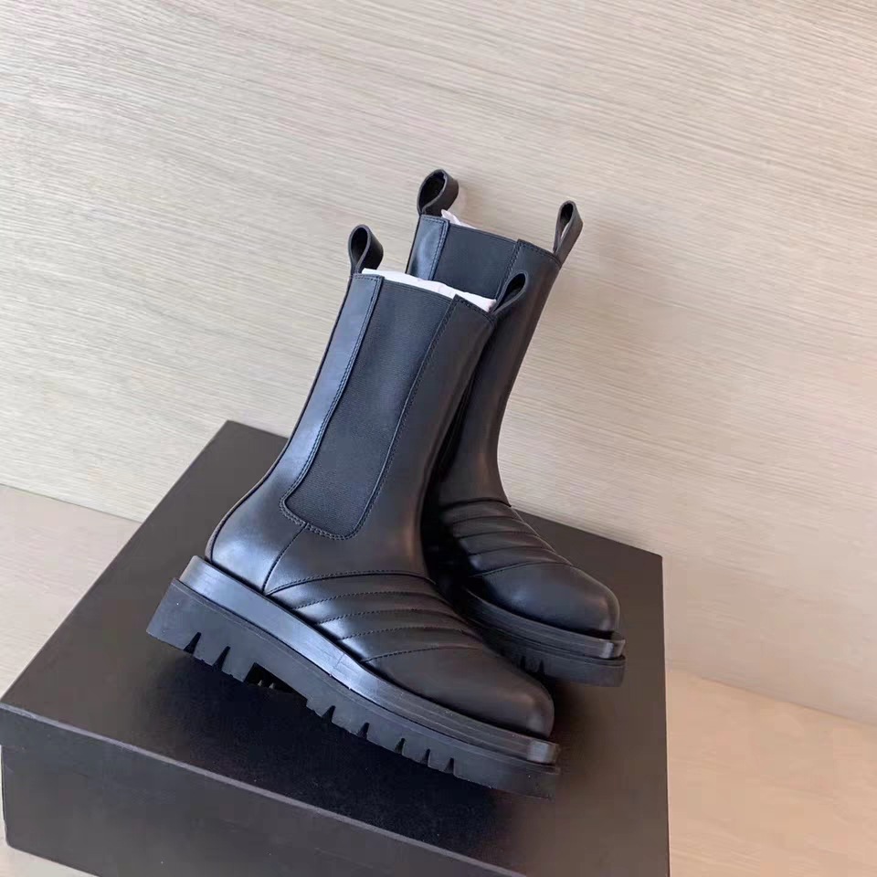 Corrugated Round New toe Thick bottom Boots for women brown black wave Leather Runway Shoes flat Motorcycle boots 8907