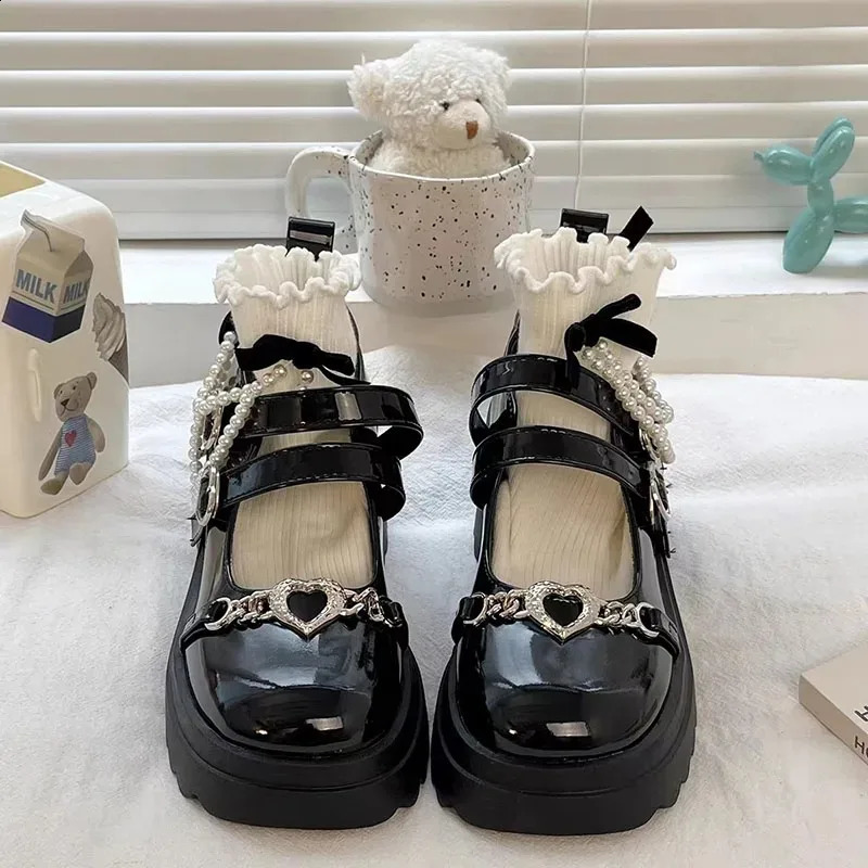 Sweet Heart-Shaped Buckle Lolita Shoes Women Patent Leather Platform Mary Janes Woman Metal Decoration Chunky Heels Pumps 240902