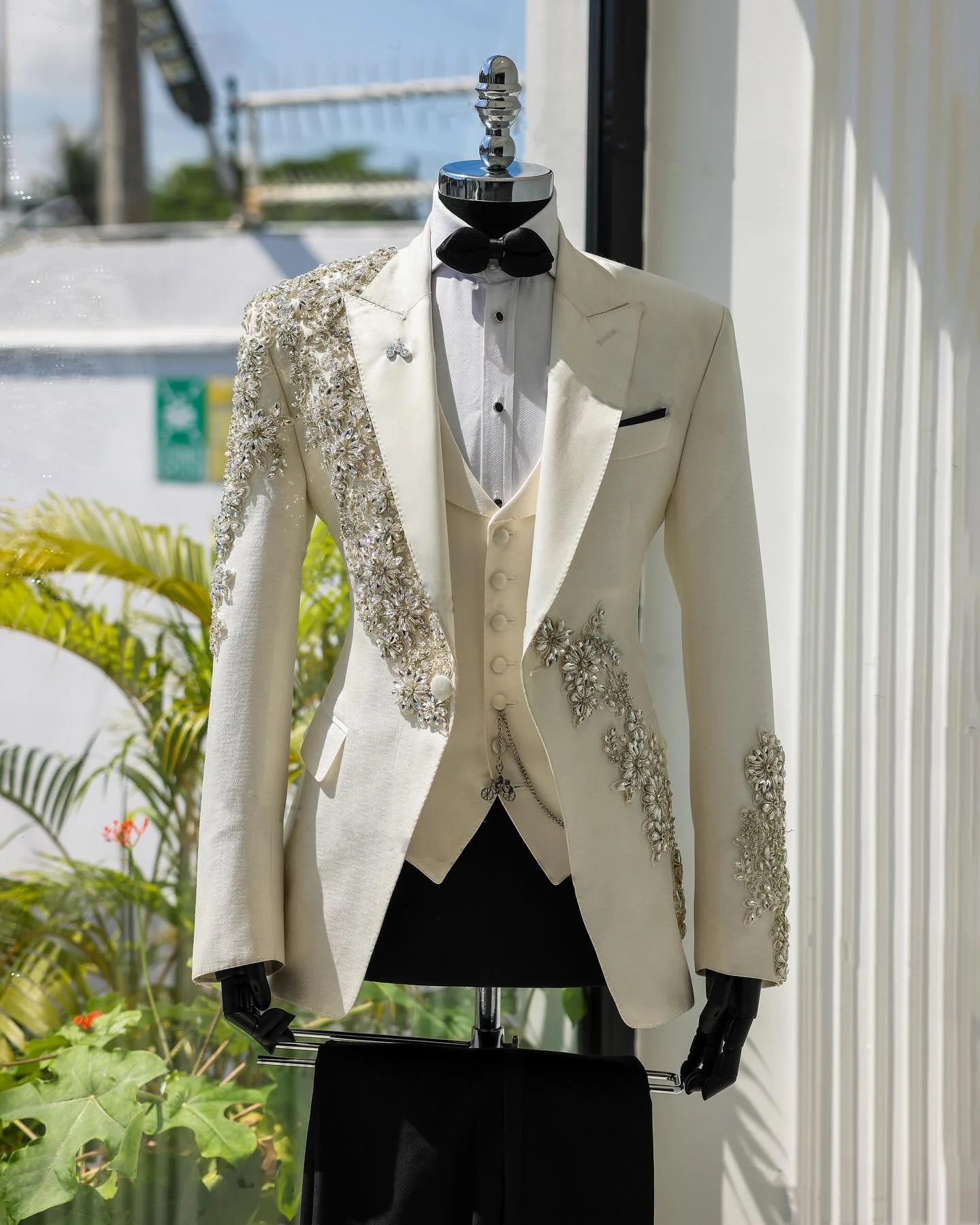 Luxurious Men's Suit 2 Pieces Set Crystal Peaked Lapel Tailored Blazers Beaded Rhinestone Groom Jacket For Man Custom Made Plus Size(Coat+Pants)