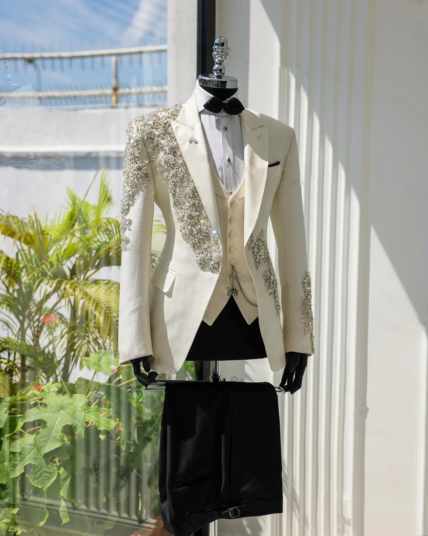 Luxurious Men's Suit 2 Pieces Set Crystal Peaked Lapel Tailored Blazers Beaded Rhinestone Groom Jacket For Man Custom Made Plus Size(Coat+Pants)