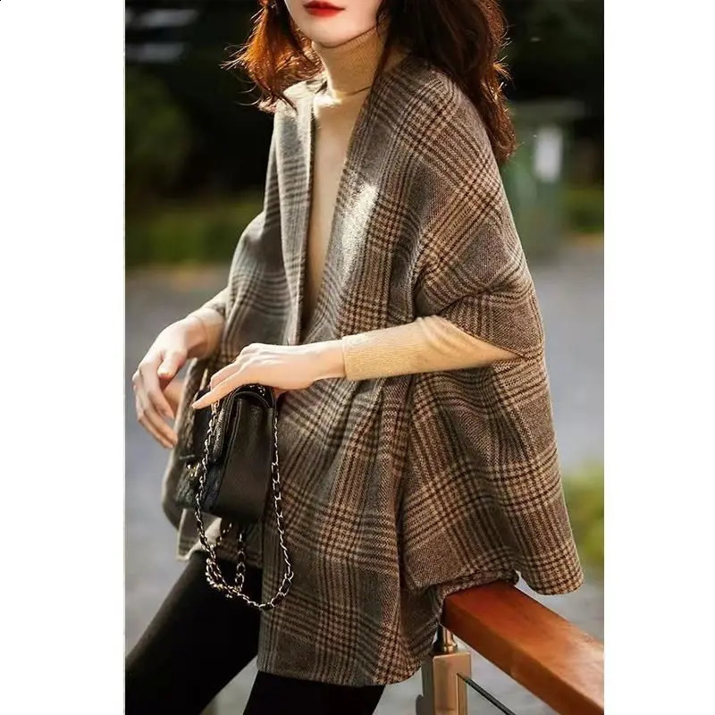 Woolen coat Women loose vintage plaid Western-style French cape coat in autumn and winter casual coat female tops 240830