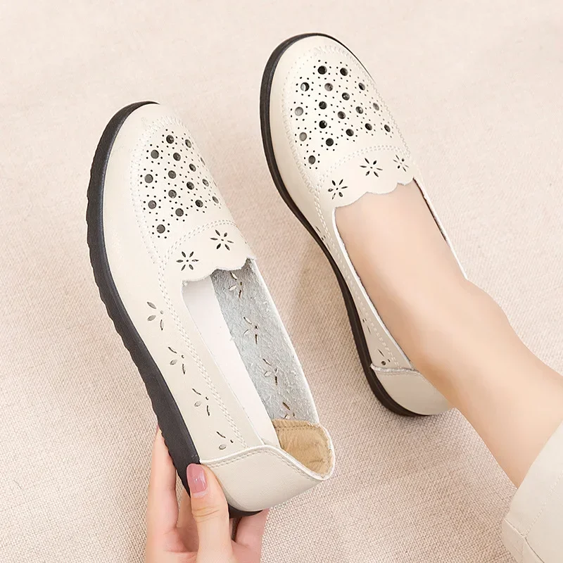 Soft Hollow Mom's Sandals Summer Comfort Flat Sole Women's Hole Leather Middle and Old Age Shoes 2024 54a5