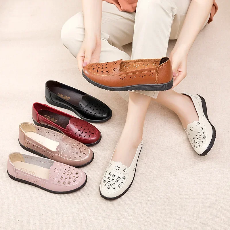 Soft Hollow Mom's Sandals Summer Comfort Flat Sole Women's Hole Leather Middle and Old Age Shoes 2024 54a5