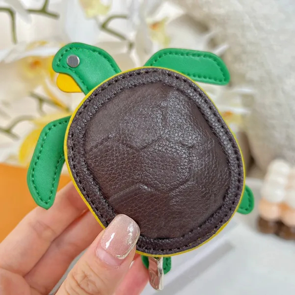 Designer Leather Keychains Bag Charm for Women Turtle Pouch Fashion Bag Pendant Mens Designers Leather Bagcharm Accessories Key Chain