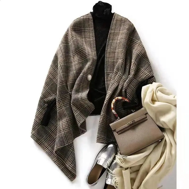 Woolen coat Women loose vintage plaid Western-style French cape coat in autumn and winter casual coat female tops 240830