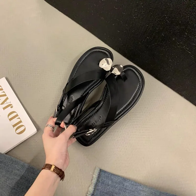 2025 new Women's New Roman Fashion Design Metal Decorative Flat Bottom Sandals Shoes for Women Sandalias Mujer 826d