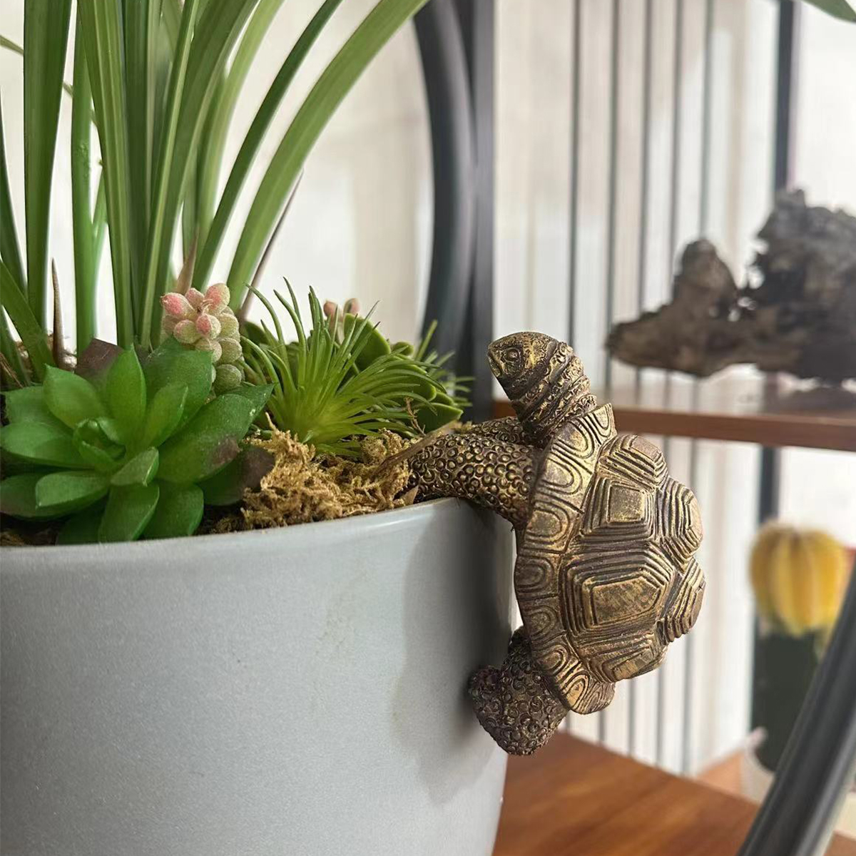 Garden Patio Decorations Resin Climbing Turtle Planter and Vase Hugging Figurine Planter Rim Decoration