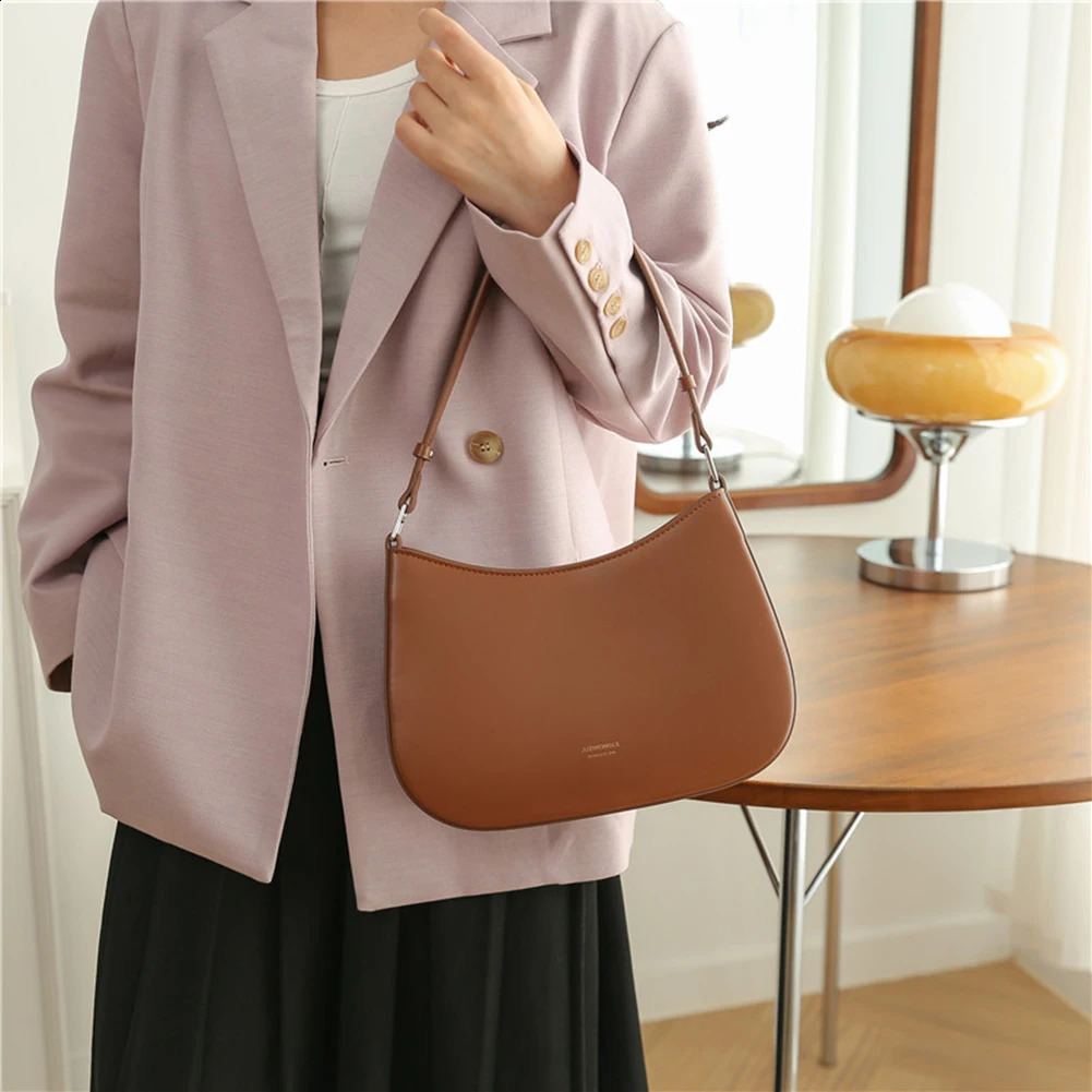 High quality soft leather half moon handbag for women fashion handbag for women homeless shoulder bag 240907