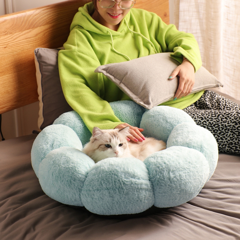Soft Round Plush Cat Dog Bed Winter Warm Bed Flower Shape Bed for Pet Coral Fleece Breathable Cat Accessories Bed Pet Products