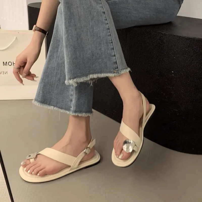2025 new Women's New Roman Fashion Design Metal Decorative Flat Bottom Sandals Shoes for Women Sandalias Mujer 826d