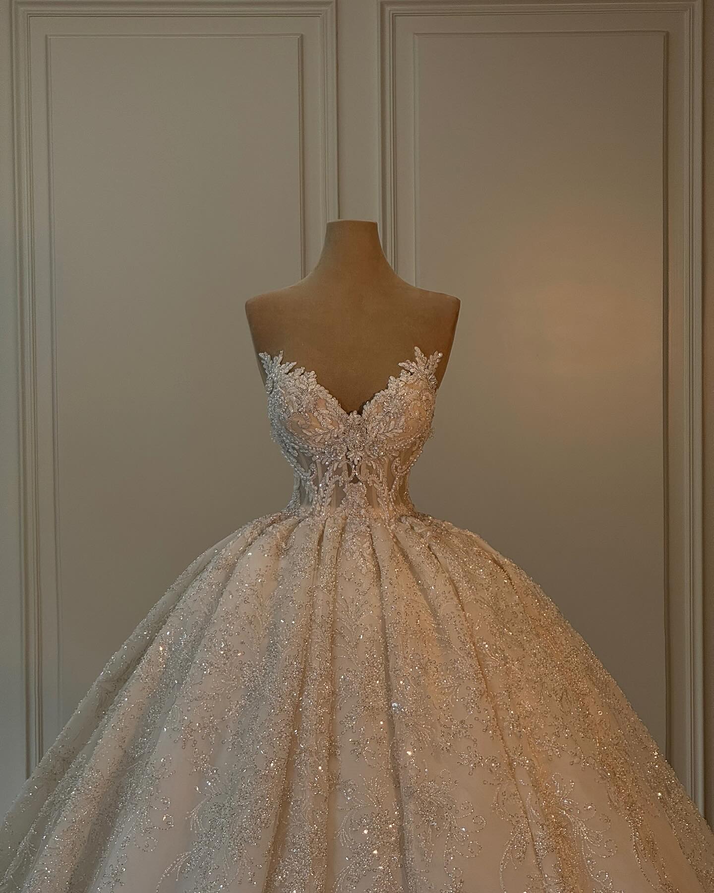 Crystal Ball Gown Wedding Dresses Sleeveless illusion sweetheart Bridal Gowns Sequins Pearls Ruffles Dias Beads Custom Made Vestido de novia mariage
