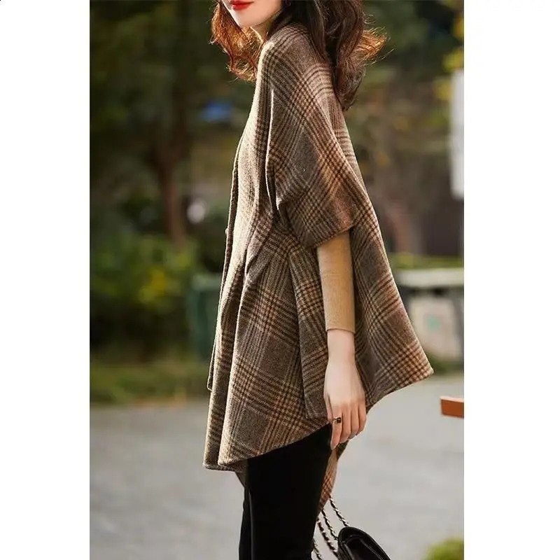 Woolen coat Women loose vintage plaid Western-style French cape coat in autumn and winter casual coat female tops 240830