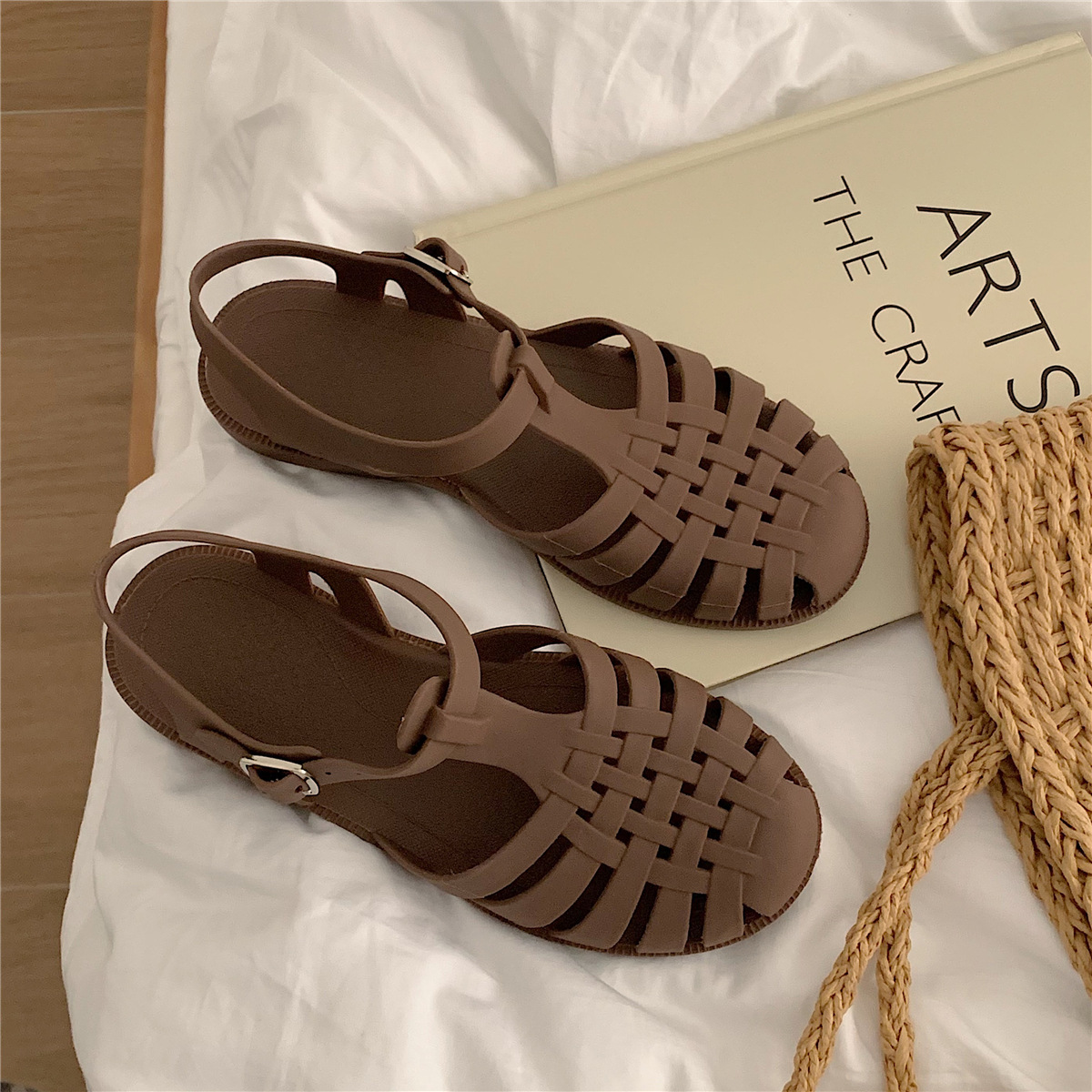 Summer 2023 Women Roman Jelly Sandals Retro Flat Transparent Crystal Beach Sandals Round Toe Casual Hollow Out Designer Shoes