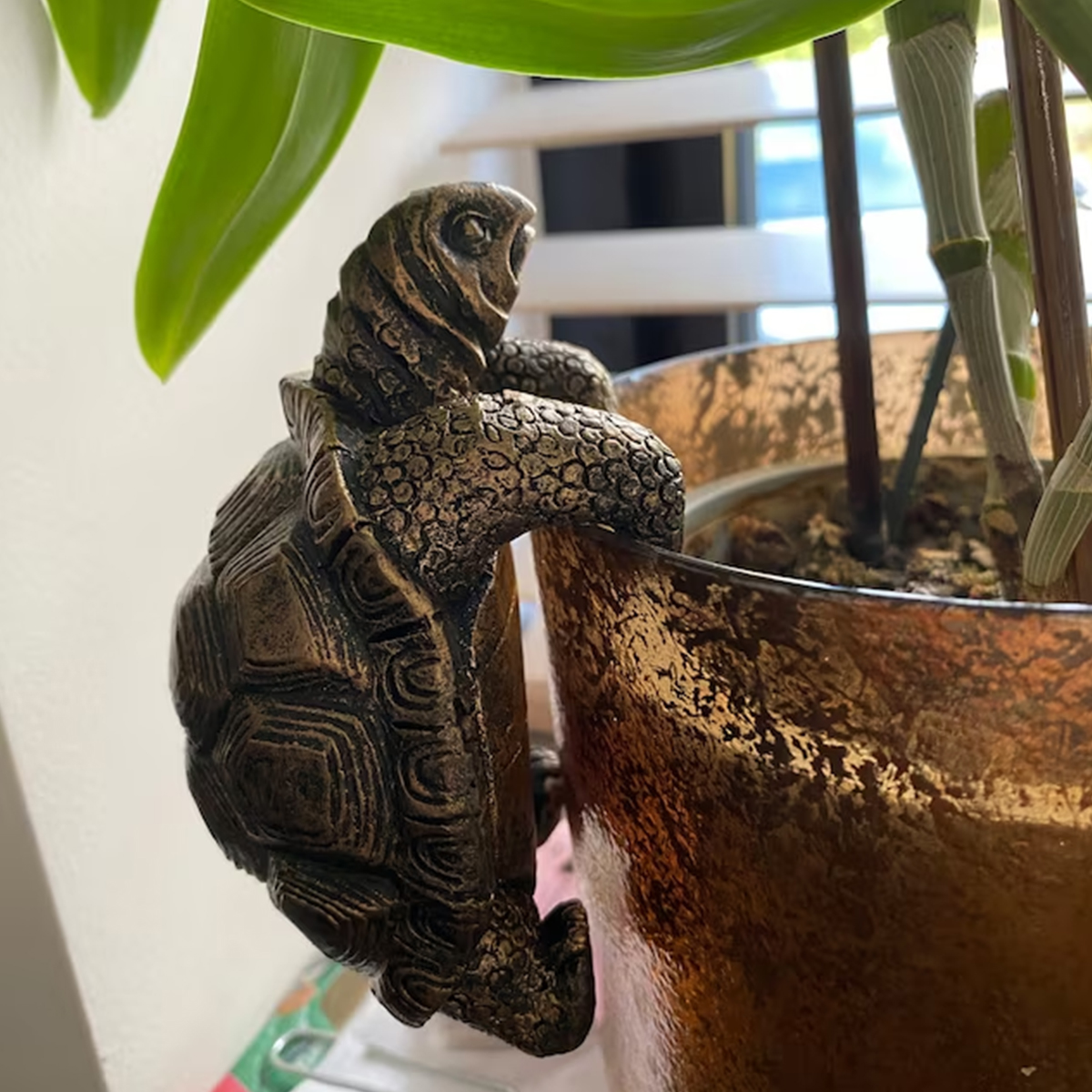 Garden Patio Decorations Resin Climbing Turtle Planter and Vase Hugging Figurine Planter Rim Decoration