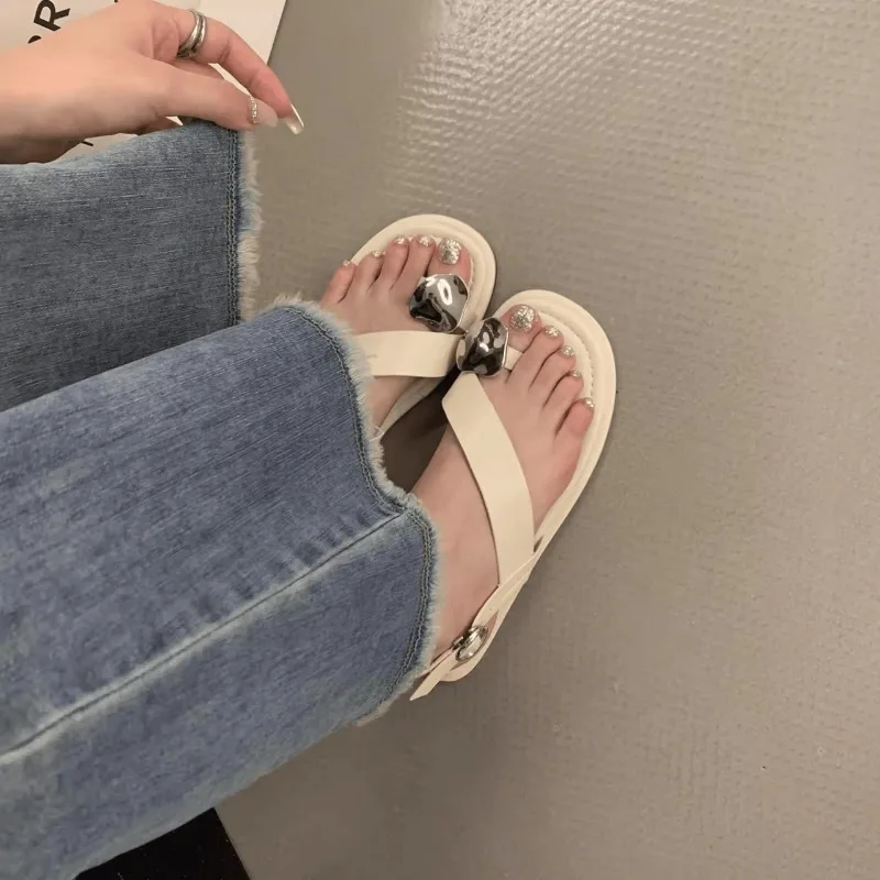 2025 new Women's New Roman Fashion Design Metal Decorative Flat Bottom Sandals Shoes for Women Sandalias Mujer 826d