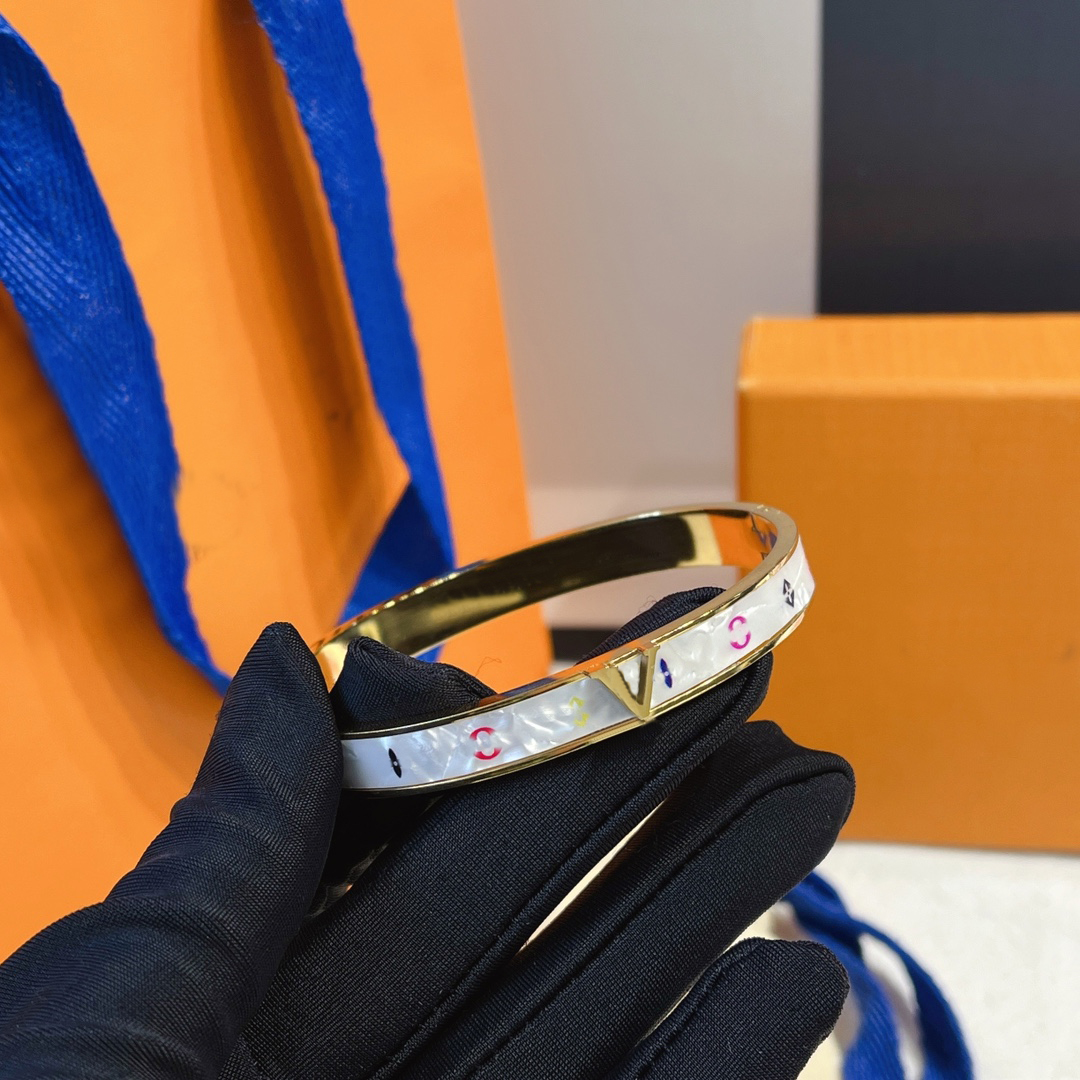 Classic Style Girl Bangle Designer Luxury Stainless Steel Jewelry Jewelry Couple Family Birthday Gift Bracelet High Quality Bangle With Box