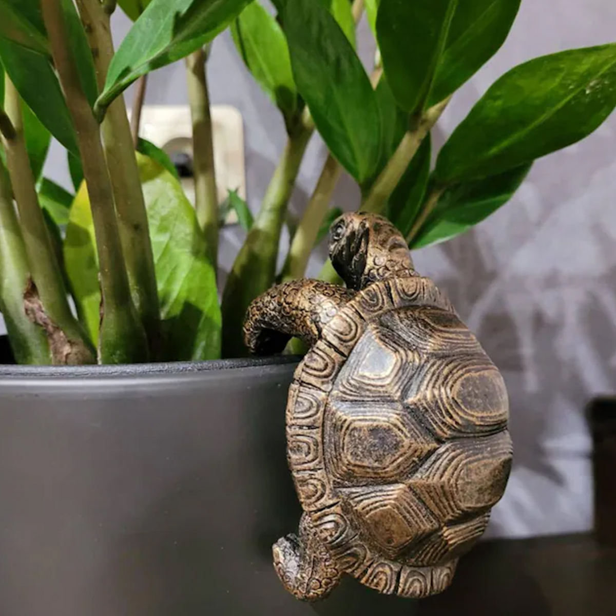 Garden Patio Decorations Resin Climbing Turtle Planter and Vase Hugging Figurine Planter Rim Decoration