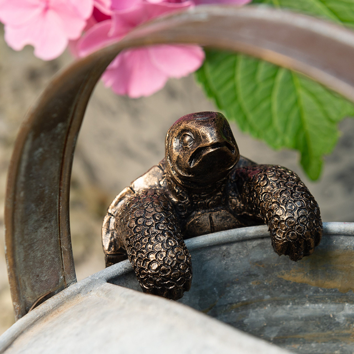 Garden Patio Decorations Resin Climbing Turtle Planter and Vase Hugging Figurine Planter Rim Decoration