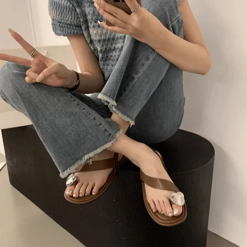 2025 new Women's New Roman Fashion Design Metal Decorative Flat Bottom Sandals Shoes for Women Sandalias Mujer 826d