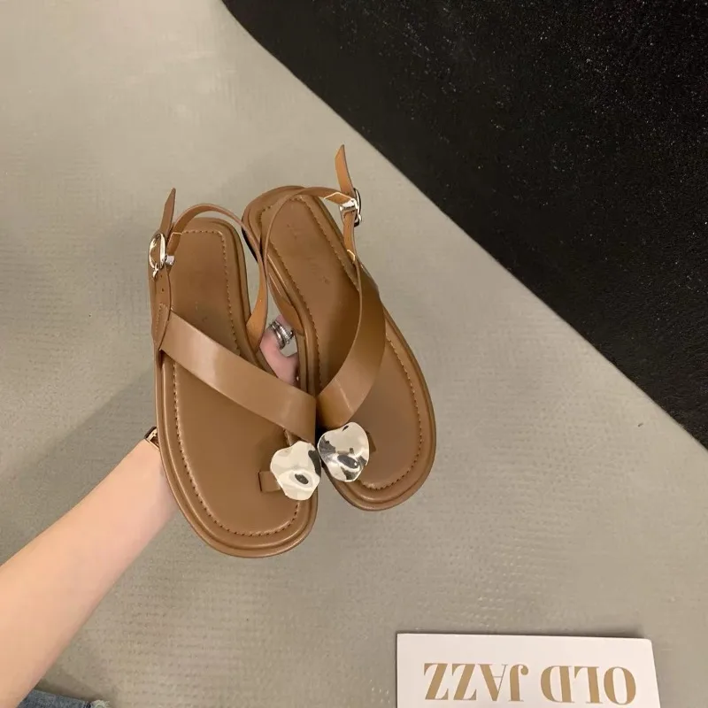 2025 new Women's New Roman Fashion Design Metal Decorative Flat Bottom Sandals Shoes for Women Sandalias Mujer 826d