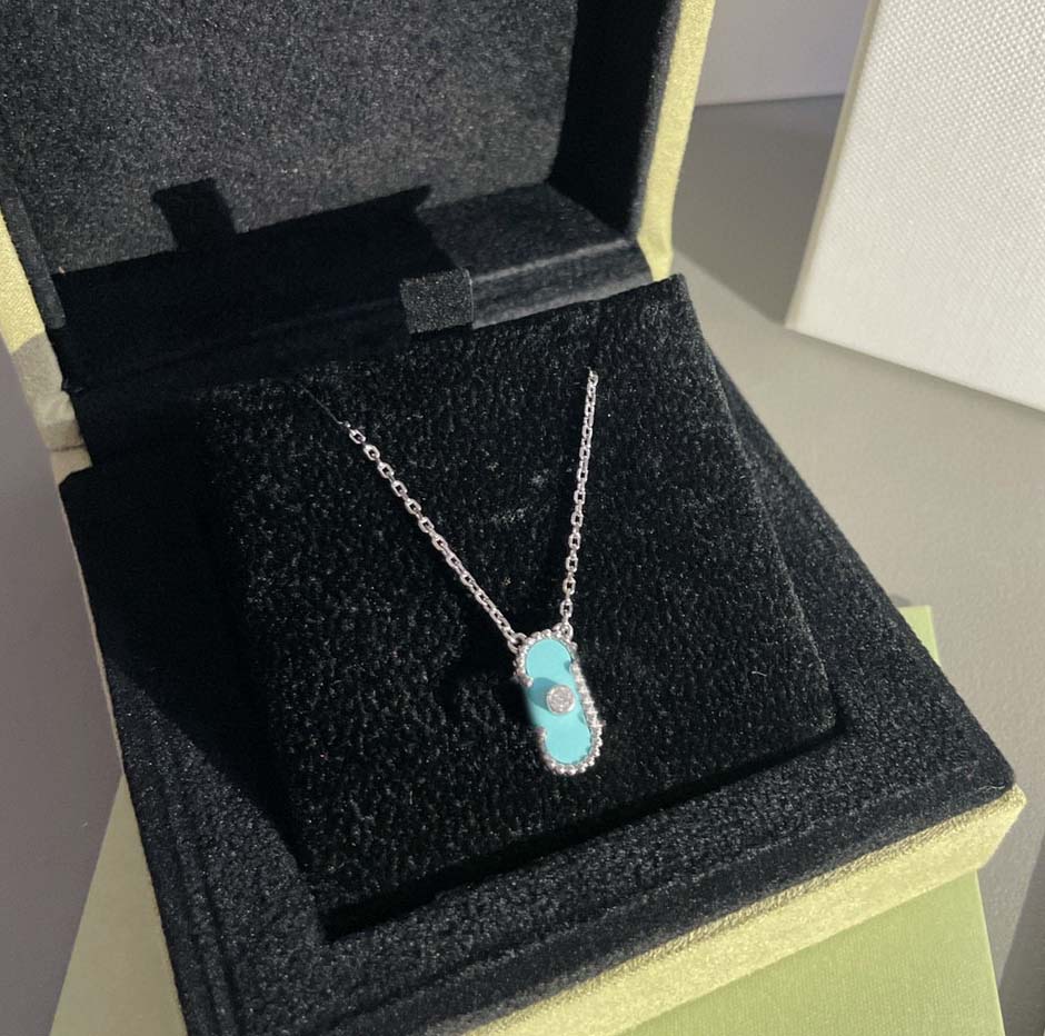 Luxury qualiy charm pendant necklace with sparkly diamond and blue stone platinum color have box stamp PS4374A