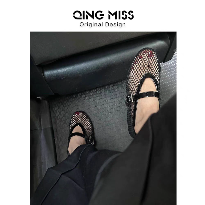 New Black Beach Shoes Comfort Retro Female Flat Shoes Summer Mesh Hollow Sandals Women Flats Shallow Plus Size 42 Luxury Sandals