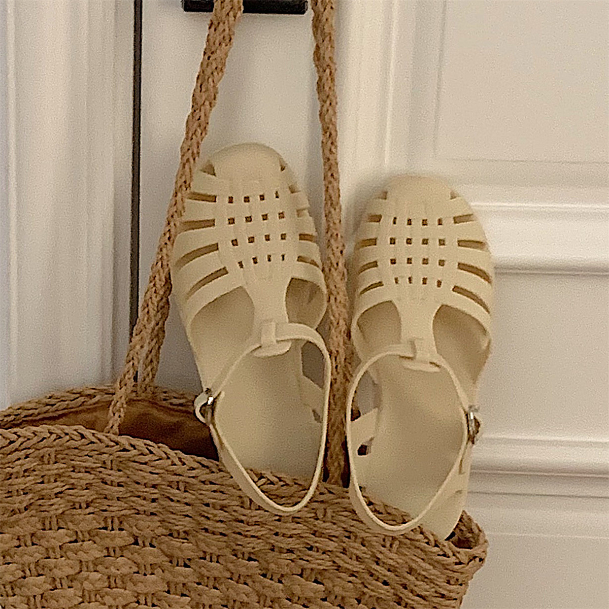 Summer 2023 Women Roman Jelly Sandals Retro Flat Transparent Crystal Beach Sandals Round Toe Casual Hollow Out Designer Shoes