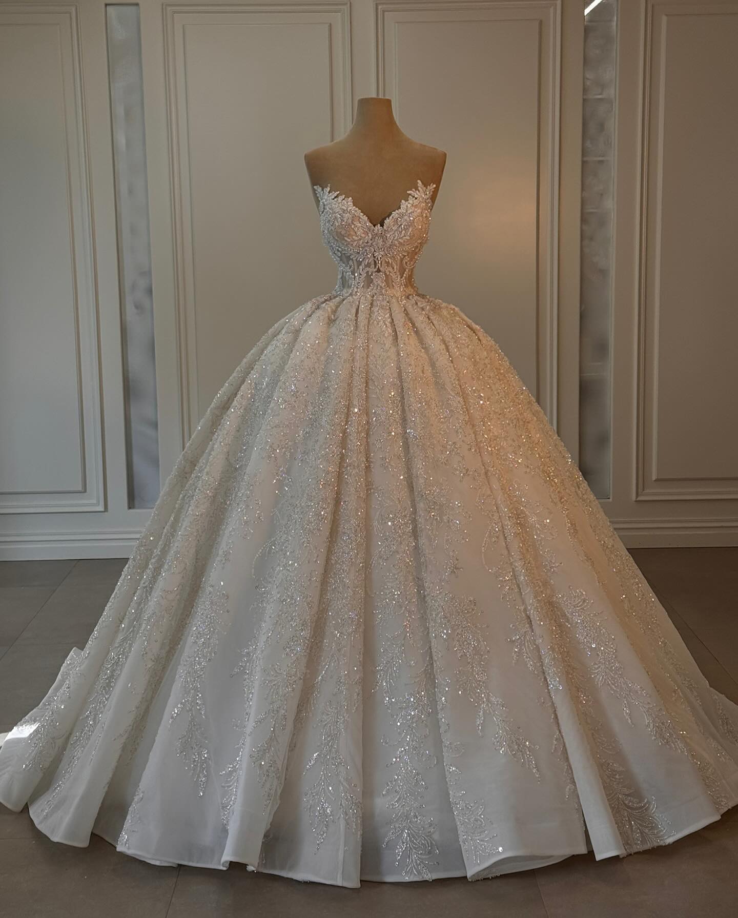 Crystal Ball Gown Wedding Dresses Sleeveless illusion sweetheart Bridal Gowns Sequins Pearls Ruffles Dias Beads Custom Made Vestido de novia mariage