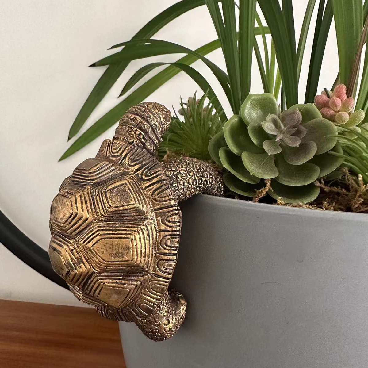 Garden Patio Decorations Resin Climbing Turtle Planter and Vase Hugging Figurine Planter Rim Decoration