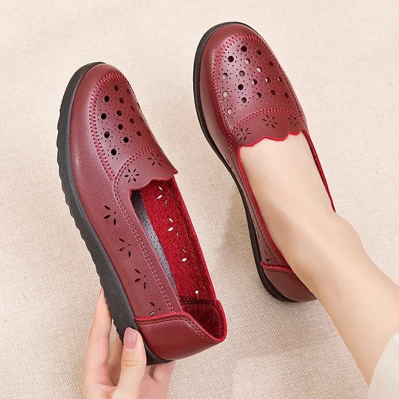Soft Hollow Mom's Sandals Summer Comfort Flat Sole Women's Hole Leather Middle and Old Age Shoes 2024 54a5