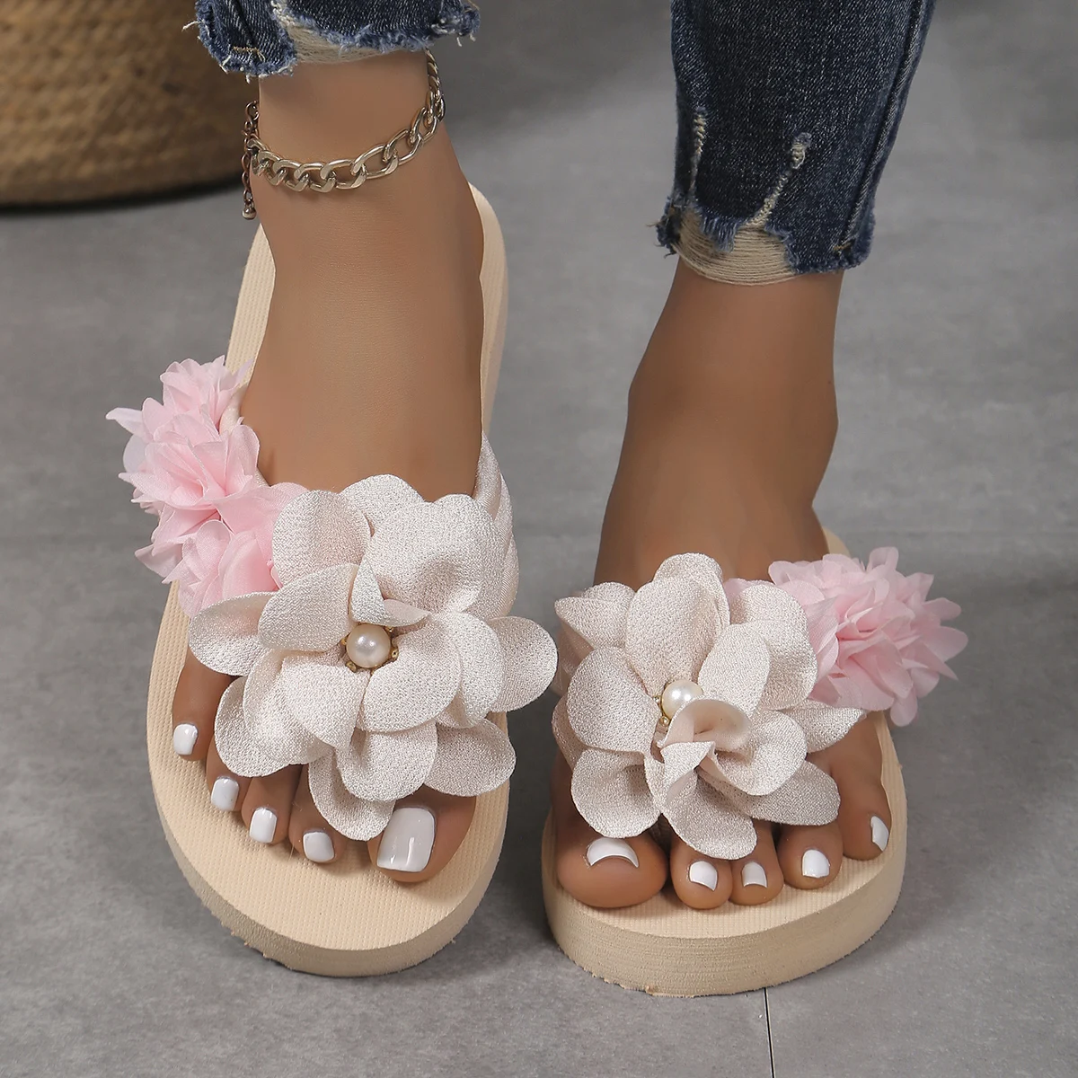 Sexy Open-toeed Lightweight Comfor Thick Bottom Slippers Womens Clip-toe Flower Decorate Flat Beach Shoes Zapatos Mujer