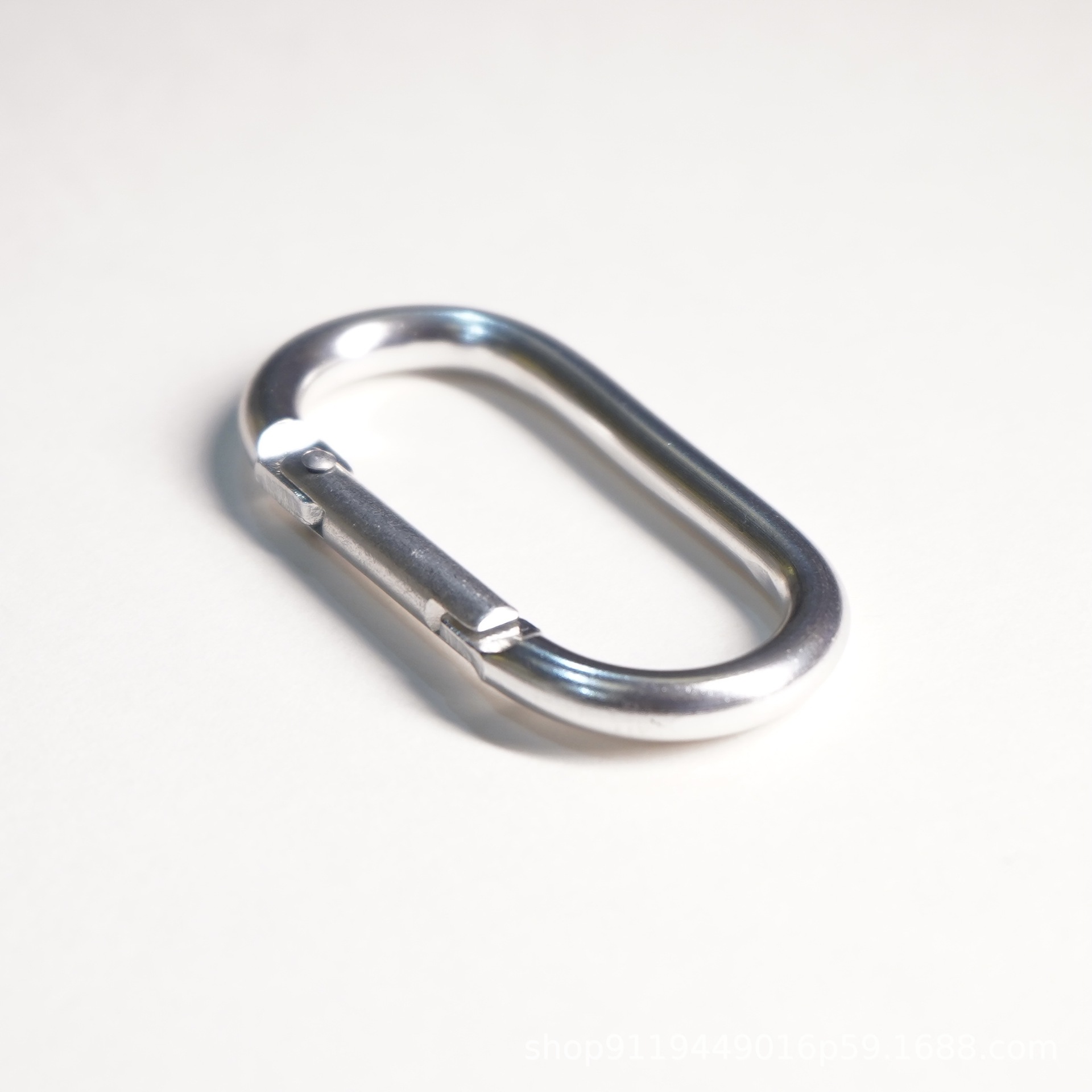 Heavy-Duty Aluminum Climbing Carabiner with Secure Locking Mechanism