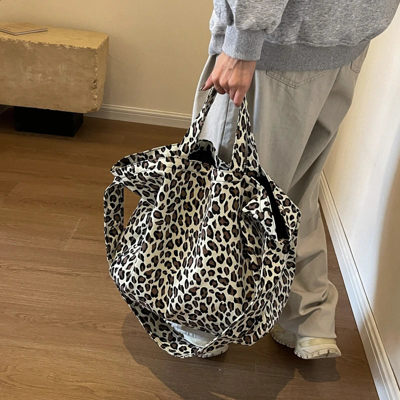 Womens Bag High Quality Large Capacity Handbag Fashion Leisure Ten Font Bag Leopard Pattern Sac Provisions 240903
