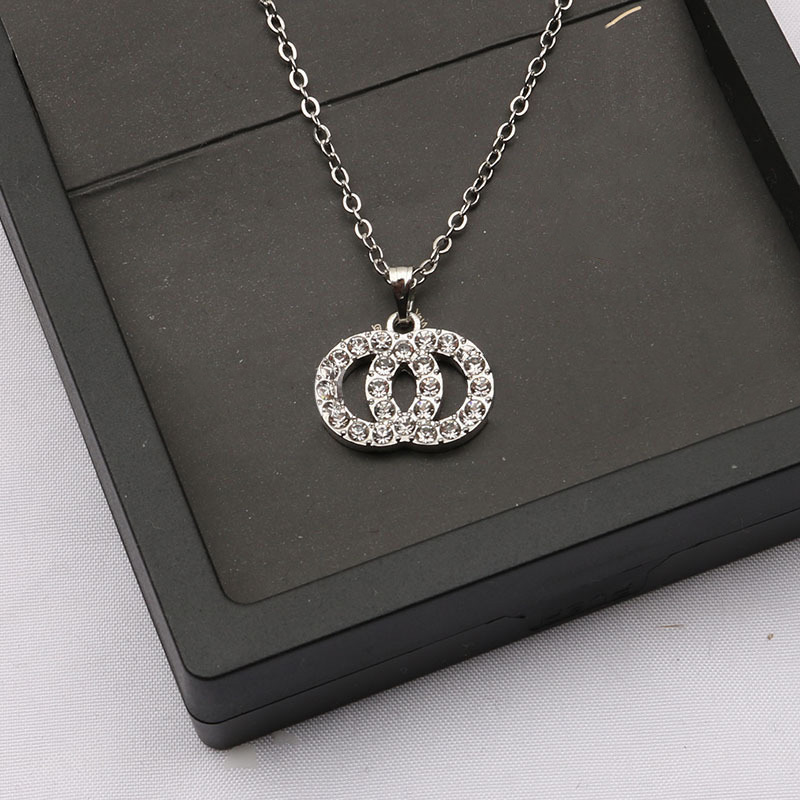 Designer Pendant Necklaces for FamousWomen Gold Silver Plated Metal Letter Crysatl Pearl Rhinestone Sweater Newklace Wedding Party Luxury Jewerlry Accessories