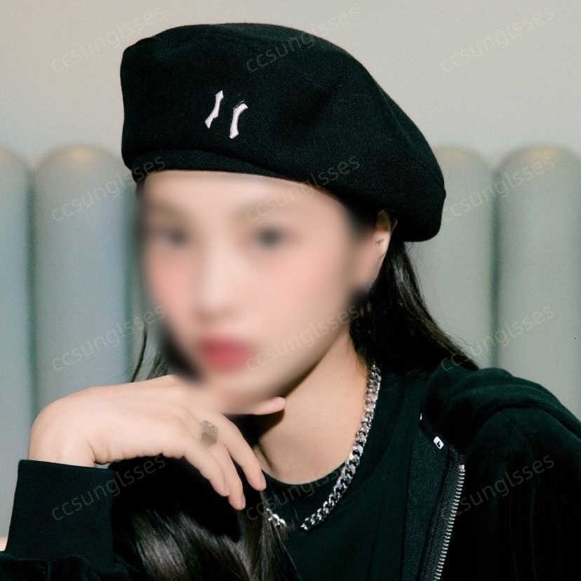 New Designer Hat Beret Womens Newspaperboy Painter Fashion Cap Hats Retro Warm Winter Windproof Vacation Bonnet Caps Ny Cap D1