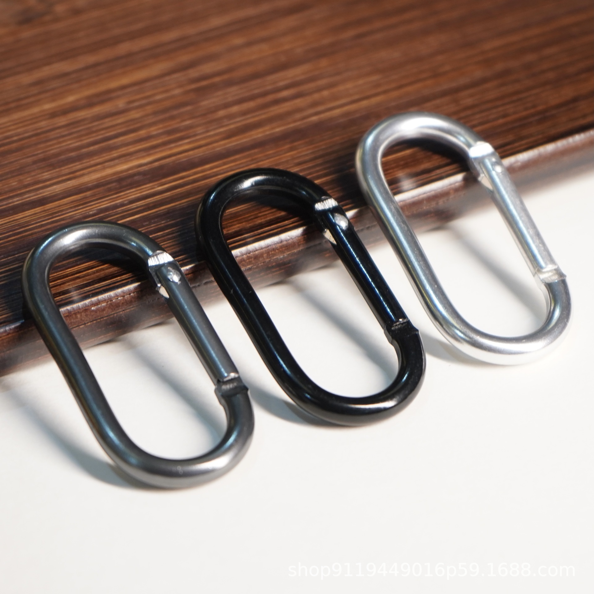 Heavy-Duty Aluminum Climbing Carabiner with Secure Locking Mechanism