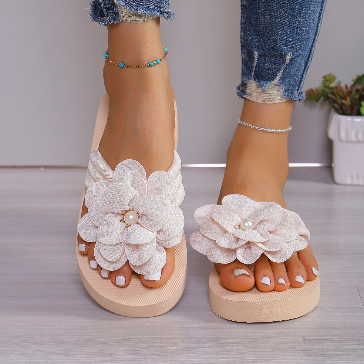 Sexy Open-toeed Lightweight Comfor Thick Bottom Slippers Womens Clip-toe Flower Decorate Flat Beach Shoes Zapatos Mujer