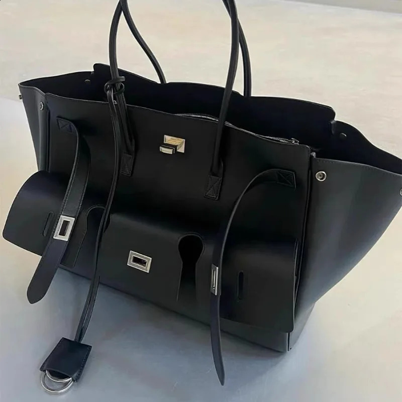 Large Capacity Travel Bag with Square Buckle: Your Stylish Shopping Companion