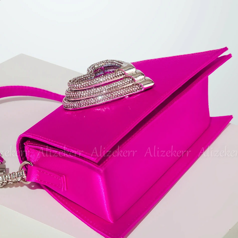 3 Rhie Heart Shaped Satin Handbags Women Fashion Boutique Chic Bg Crystal Trapezoid Evening Clutch Purses Wedding Party 240903 4