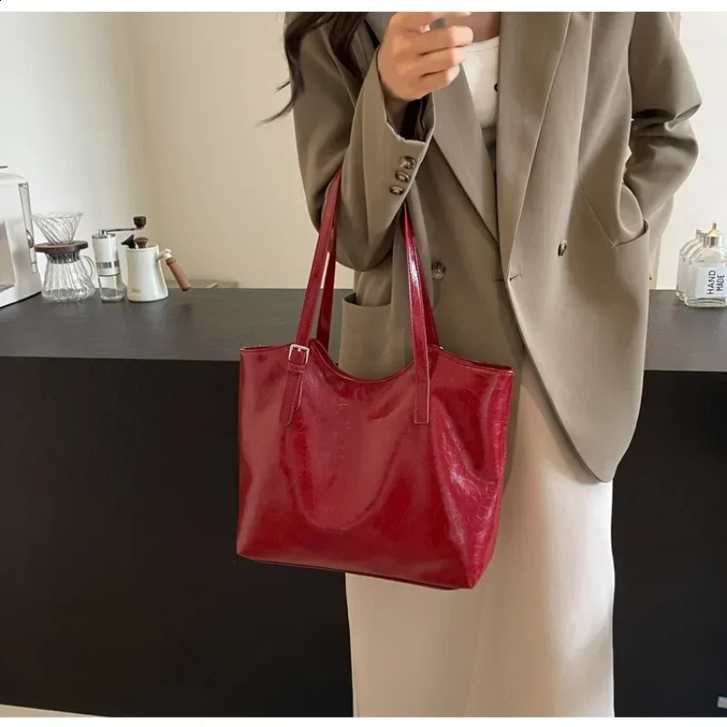 Large capacity solid color PU high-quality handbag buckle fashionable handbag soft and simple shoulder bag 240903