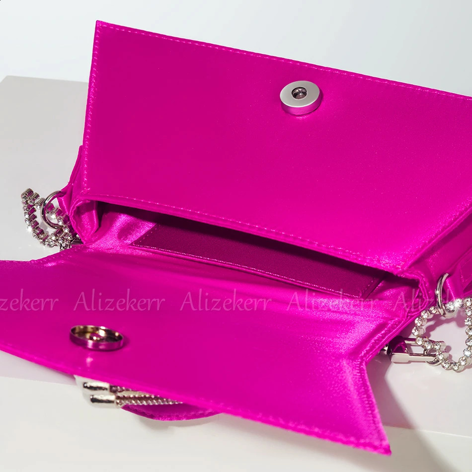3 Rhie Heart Shaped Satin Handbags Women Fashion Boutique Chic Bg Crystal Trapezoid Evening Clutch Purses Wedding Party 240903 4
