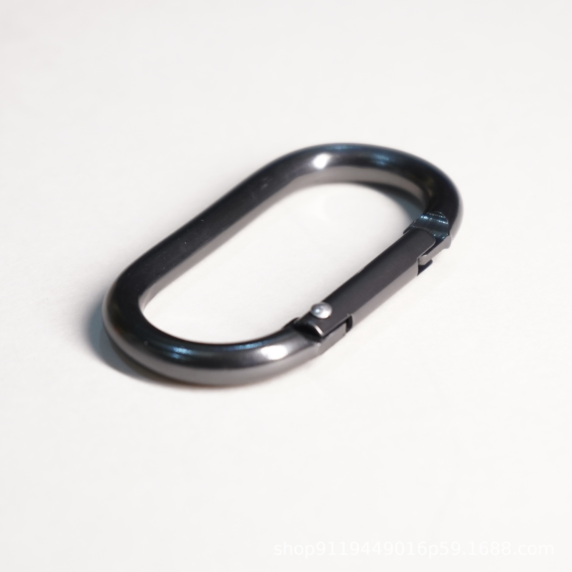 Heavy-Duty Aluminum Climbing Carabiner with Secure Locking Mechanism