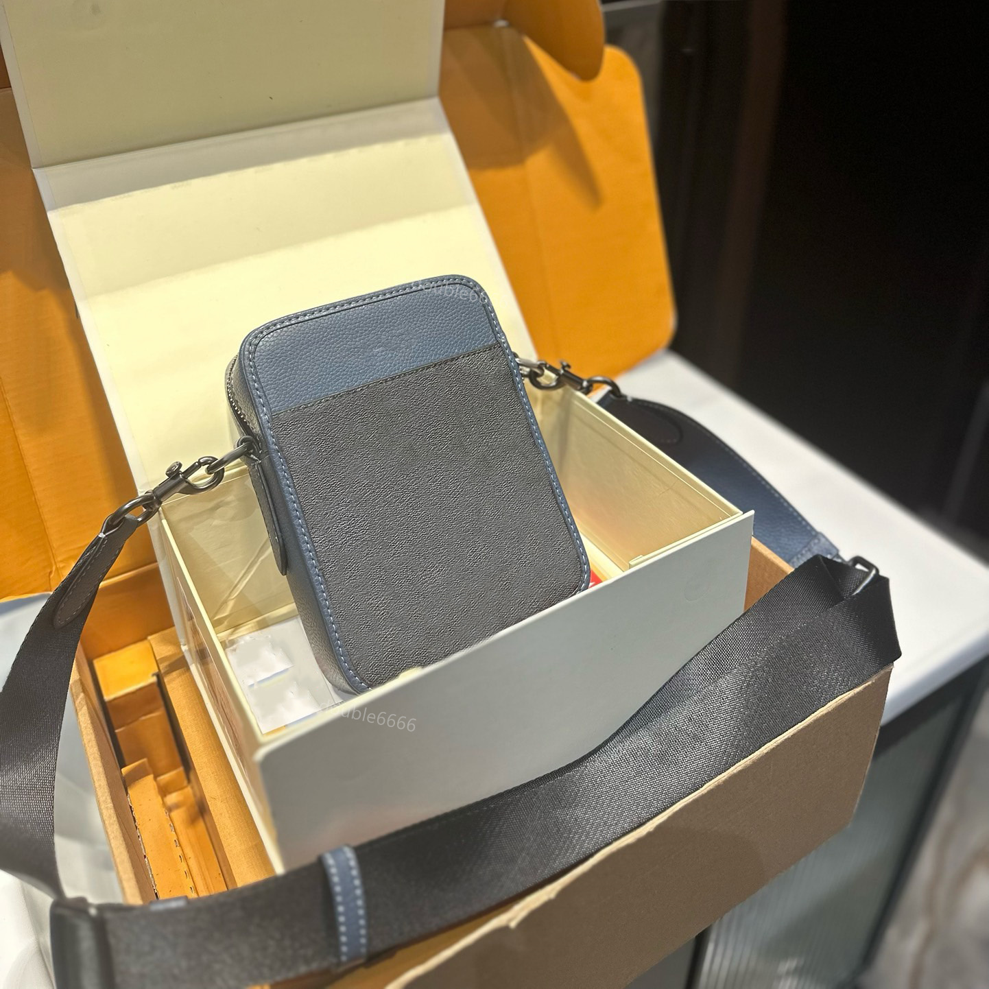 Luxurys Designer bags men Leather Black Messenger Purse Crossbody Bags Shopping Bag Shoulder bag Handbags Women Wallets purse tote bag phone bag card case