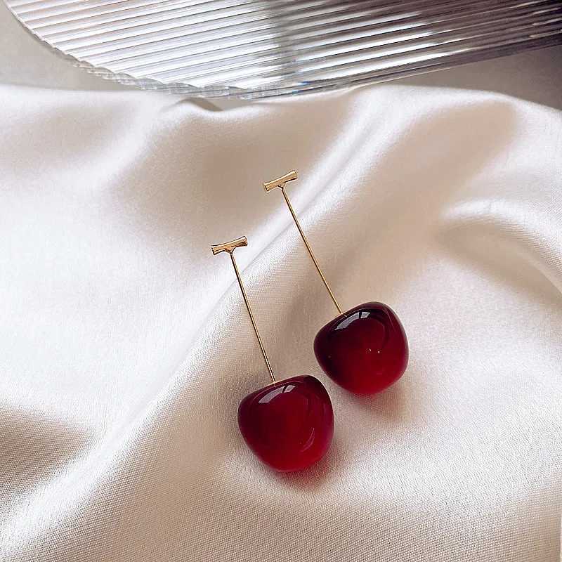 Sweet red cherry earrings for women fashionable and exquisite fruit design drip hanging earrings for weddings parties Korean earrings jewelry gifts W2