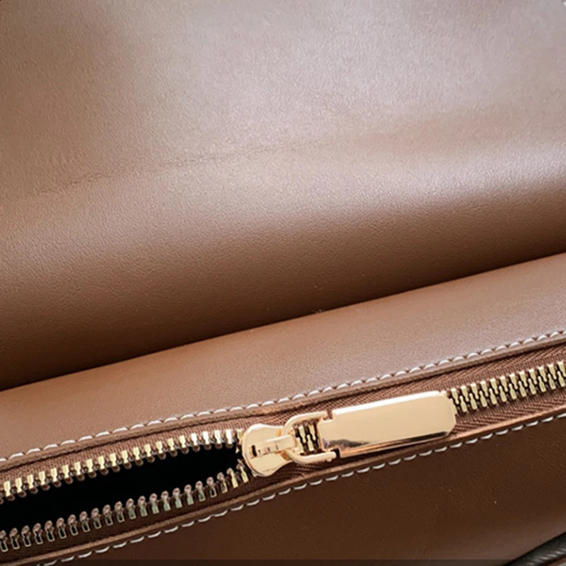 Vintage Bag Womens High Quality Shoulder Simple And Versatile Wide Strap Solid Color Crossbody Small Squar 240905
