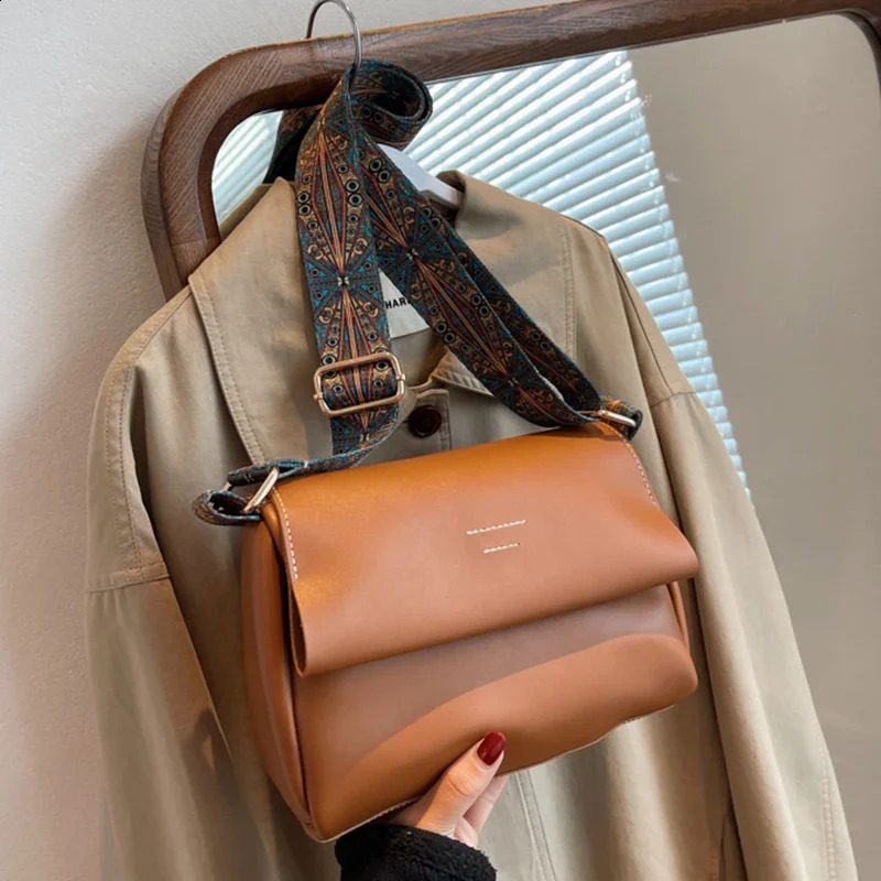 Vintage Bag Womens High Quality Shoulder Simple And Versatile Wide Strap Solid Color Crossbody Small Squar 240905