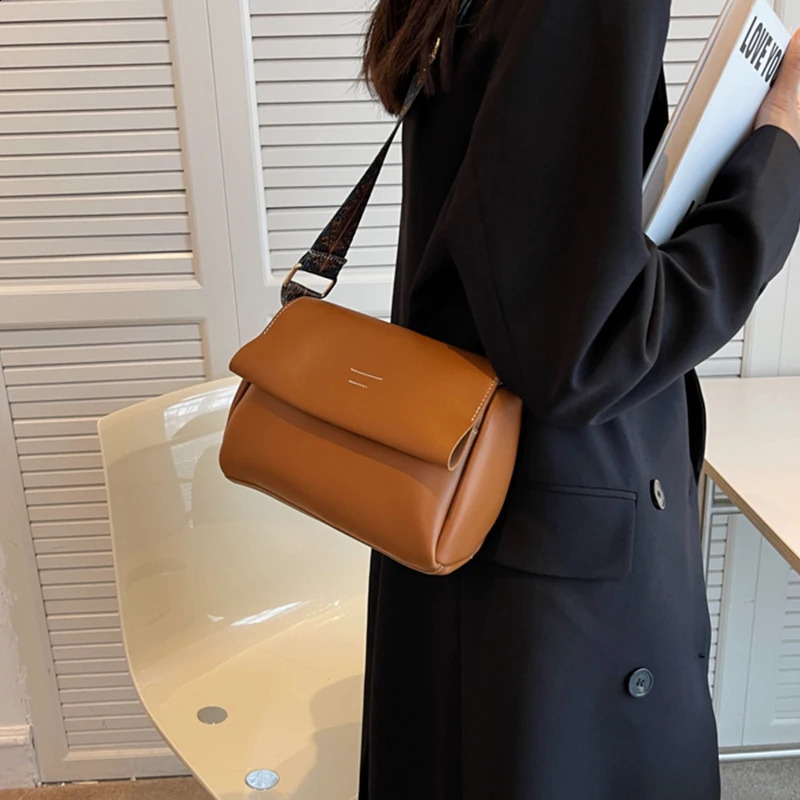 Vintage Bag Womens High Quality Shoulder Simple And Versatile Wide Strap Solid Color Crossbody Small Squar 240905